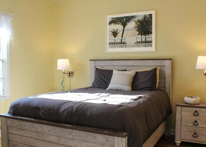 The Jr. Suite At 205 Royal Poste Rd.